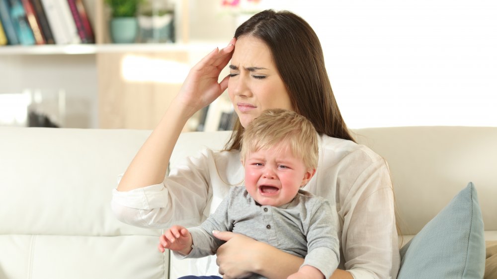 وقتی مادران نمی‌توانند به آرام کردن گریه کودک کمک می‌کنند ناامید می‌شوند.