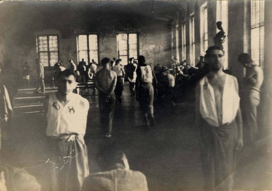 بیماران در "بخش خشونت" در بیمارستان روانی بایبری در حدود سال 1943.